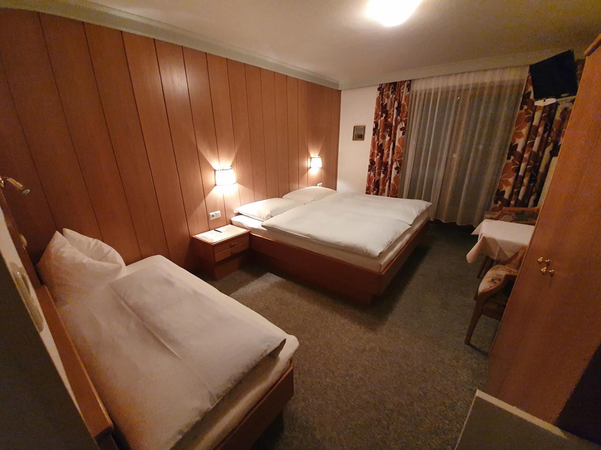 Hotel Haus Monika Und Haus Claudia Mayrhofen Esterno foto