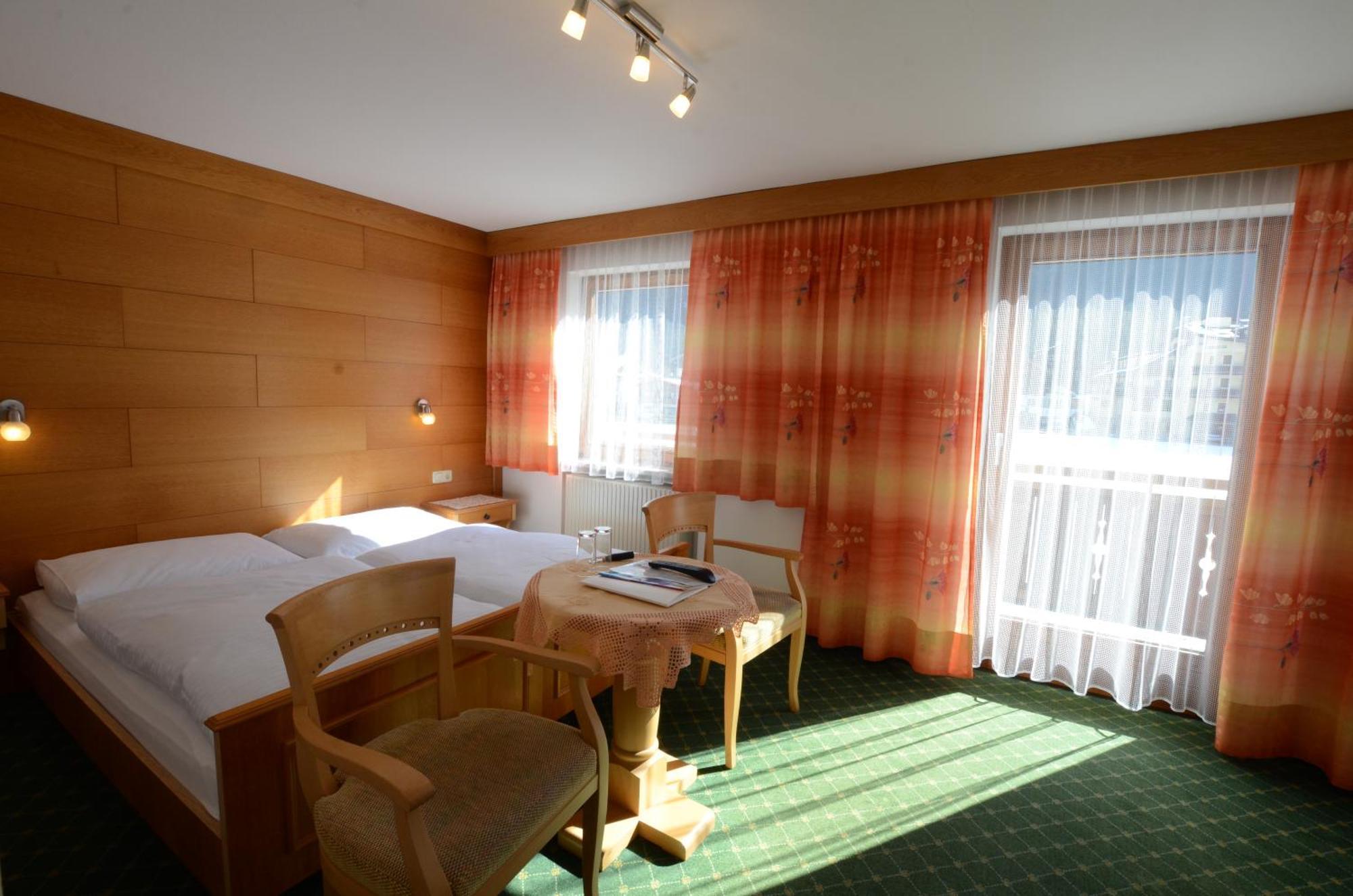 Hotel Haus Monika Und Haus Claudia Mayrhofen Esterno foto